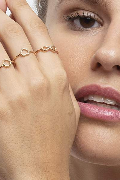mujer usando joyas con forma corazon - anillo infinito - joyas regalo san valentin - que regalar 14 febrero - joyeria marga mira
