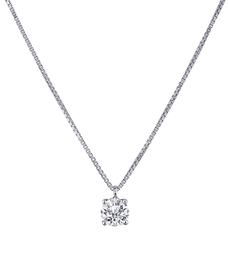 Un colgante de diamante de 4 garras. Diamante engastado en montura de cuatro garras y cadena de oro blanco 18 kilates sobre fondo blanco.