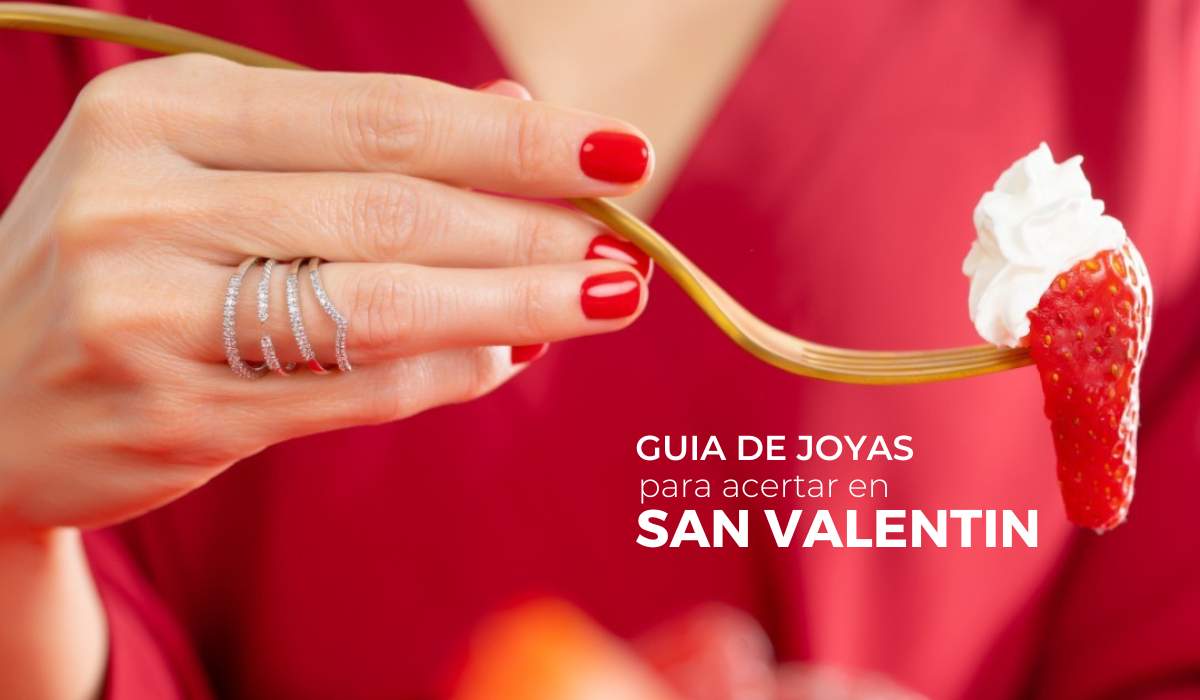 hermosa mano de mujer con anillos de diamantes y tenedor con fresa de color rojo vibrante a juego con vestido carmesí.